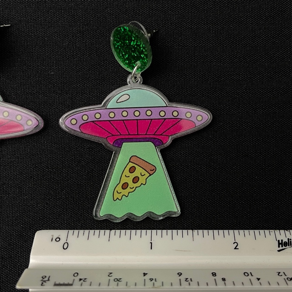 UFO Beaming Up a Slice of Pizza - Picture 6 of 6